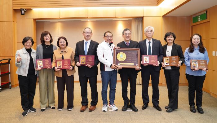 醫療智能化推動成果 土城醫院榮獲NHQA智慧醫院全機構標章 2 《圖說》新北市立土城醫院獲2025年第26屆NHQA國家醫療品質獎「智慧醫院全機構標章 Smart Hospital(區域醫院級)」,今日由院長賴旗俊(右4)、副院長蘇銘堯(右3)、副院長游明晉(左4)等人,在衛生局長陳潤秋(左)陪同下,與市長侯友宜(左5)合影,分享獲獎喜悅。〈衛生局提供〉