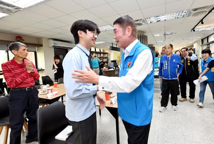 縣府1-縣長恭喜牛淳賦學測滿級分，是苗栗的狀元vu045;3DSC_8429