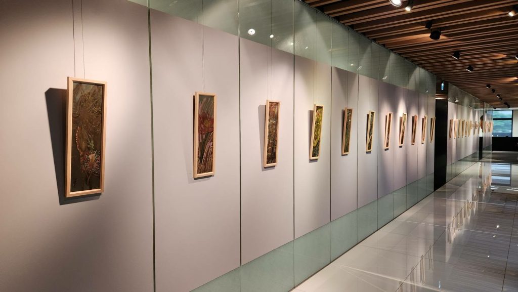 %E5%90%B3%E6%A5%B5%E5%B1%95%E5%87%BA%E9%8A%85%E9%8F%BD%E8%9D%95%E8%93%AE%E8%8A%B1%E7%B3%BB%E5%88%97%E4%BD%9C%E5%93%81 1024x577 1