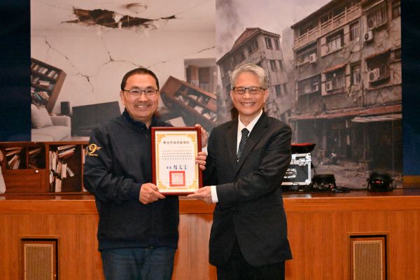 全民防災再創新里 新北防災士突破2萬人 6 《圖說》市長侯友宜致贈慈濟基金會感謝狀,由慈濟基金會副執行長 熊士民代表接受。〈消防局提供〉