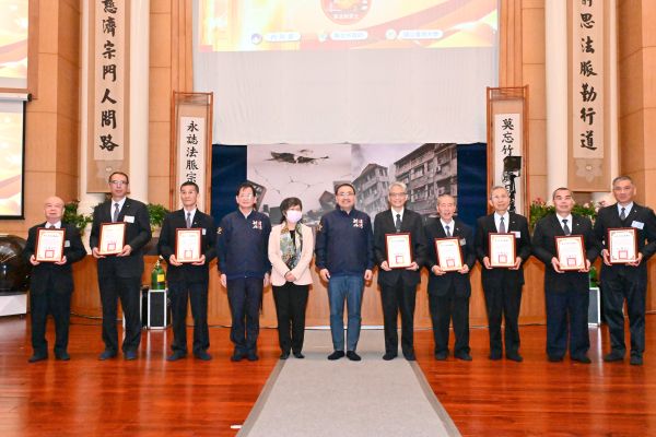 全民防災再創新里 新北防災士突破2萬人 7 《圖說》市長侯友宜致贈慈濟基金會代表感謝狀,左四消防局長陳崇岳、左五內政部長劉世芳。〈消防局提供〉