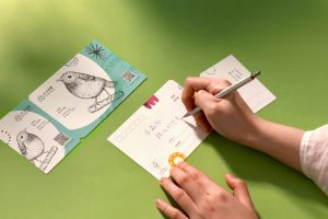 林保署新竹分署x桃園遠百 「山・五度圈」特展邀您大小朋友探索森活事還有好禮滿滿! 5 %E5%9C%962%E5%AF%84%E4%B8%80%E5%B0%81%E9%B3%B4%E4%BF%A1%E7%89%87%E6%9E%97%E6%A5%AD%E4%BF%9D%E8%82%B2%E7%BD%B2%E6%96%B0%E7%AB%B9%E5%88%86%E7%BD%B2%E6%8F%90%E4%BE%9B Fotor 300x200 1