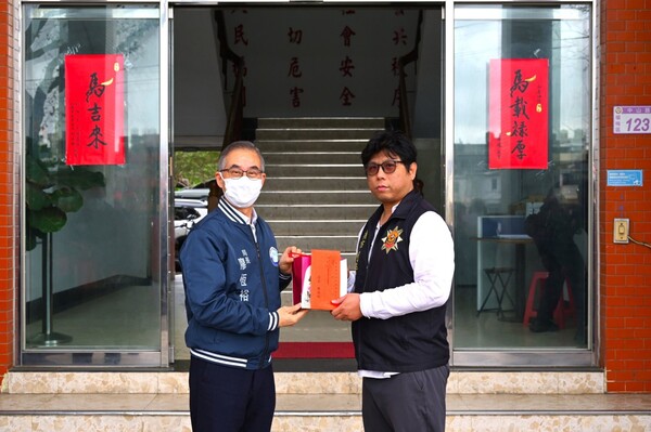 楊梅分局屢破詐欺與毒品案 警察局長親頒慰問金嘉勉有功員警 6 f 29354678 1