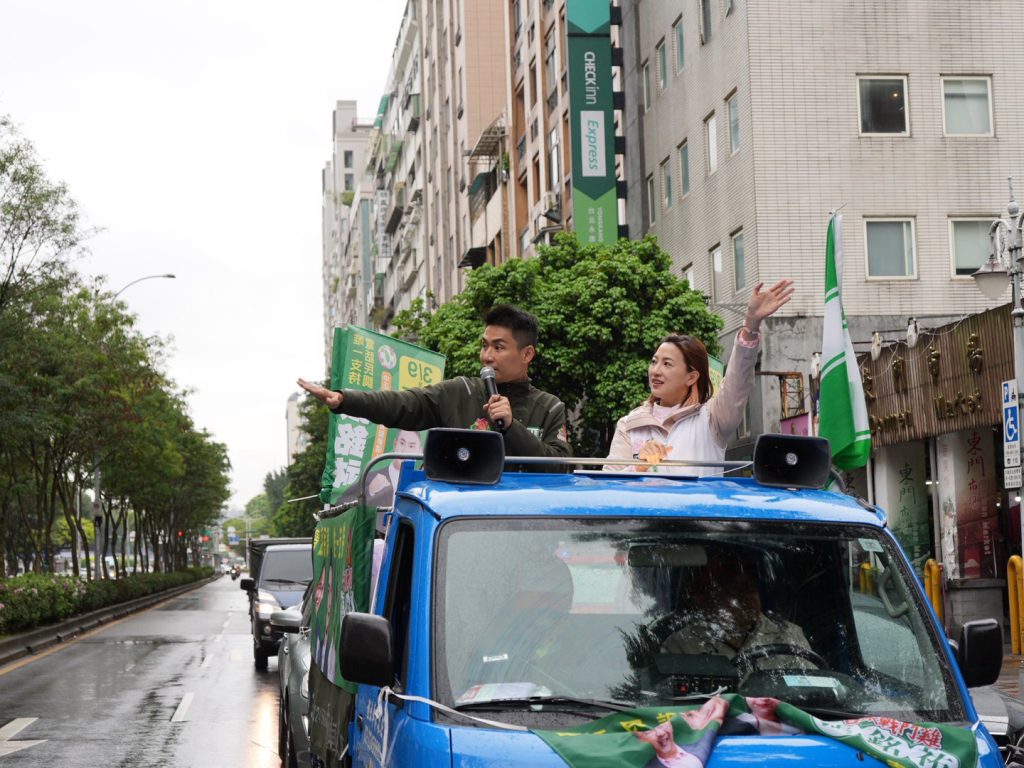 冒雨力挺師兄 陳乃瑜陪張銘祐萬華車隊掃街 12 1772630042729 1024x768 1