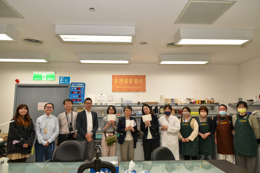 %E6%85%B6%E6%87%89%E5%A4%A7%E5%AD%B8%E5%9C%A8%E5%9C%96%E6%9B%B8%E9%86%AB%E9%99%A2%E9%AB%94%E9%A9%97%E6%89%8B%E7%B8%AB%E6%9B%B8%E8%A3%BD%E4%BD%9C%E8%88%87%E6%89%8B%E4%BD%9C%E7%B3%A8%E7%B3%8A 1024x683 1