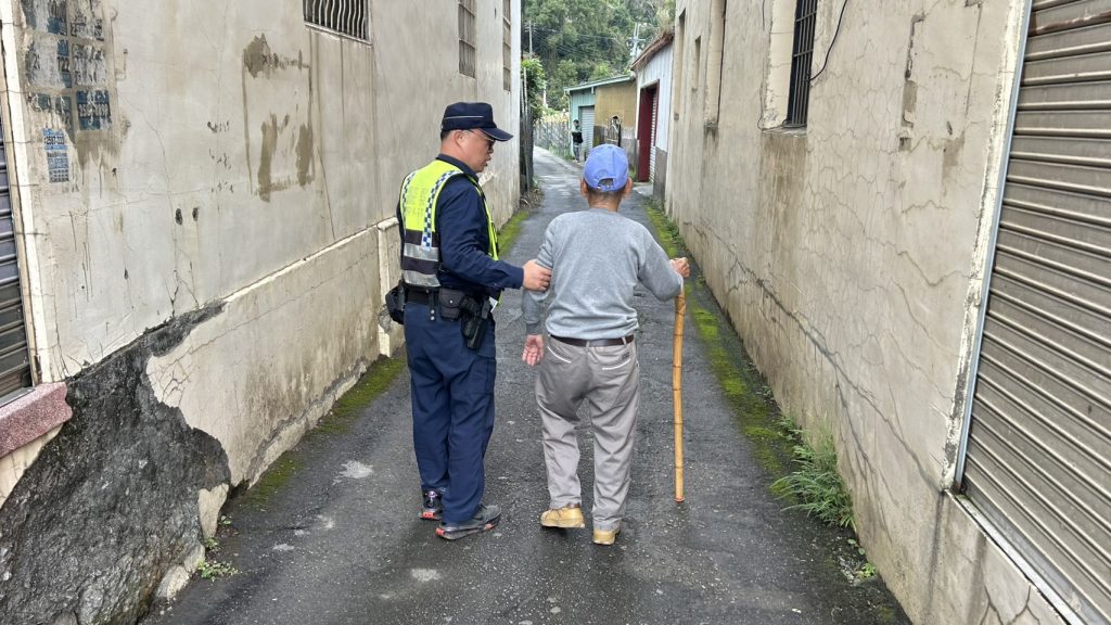 9旬老翁跌倒街頭 東勢警逐戶查訪暖心送返家 2 S 17678390 0 1024x576 1
