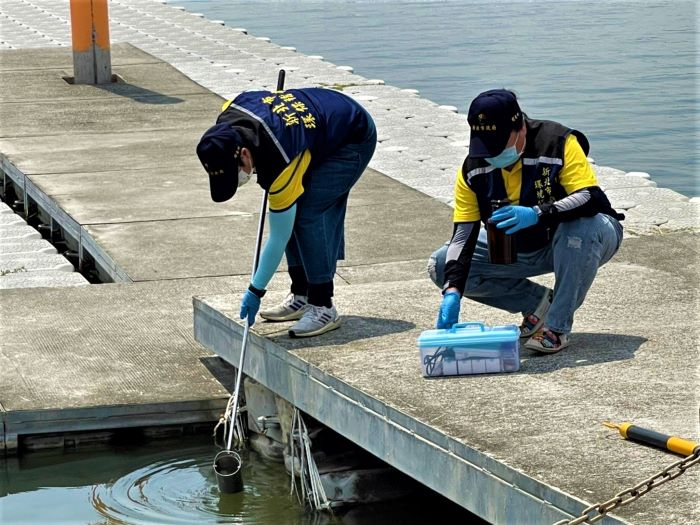 薪資最高4.5萬 新北環保局招考169名稽查員 10 《圖說》稽查員現場進行污染蒐證。〈環保局提供〉