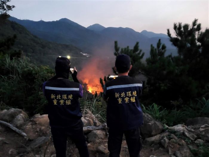 薪資最高4.5萬 新北環保局招考169名稽查員 11 《圖說》稽查人員空拍蒐集非法焚燒事證。〈環保局提供〉