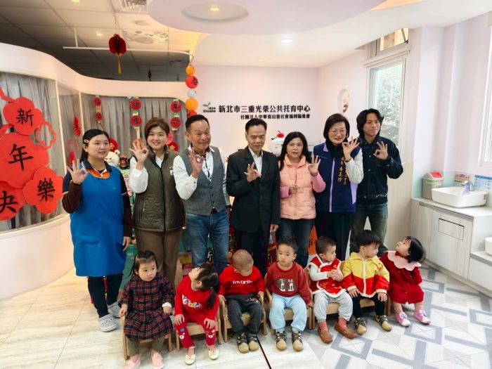 《圖說》李余典議員（左3）媒合美萬新捐贈童鞋，左1為光榮公托中心主任鄭俞唯。〈社會局提供〉