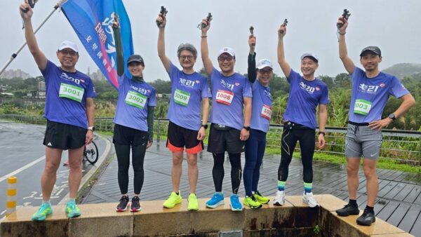 圖／在政大商學院院長黃家齊(左1)、政大EMBA執行長鄭至甫(左3)、藝人田中千繪(左2)…等鳴槍後，海選正式開始