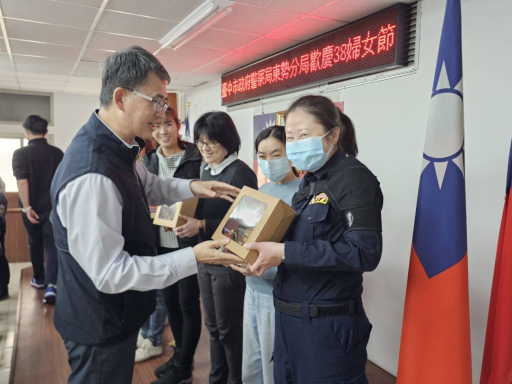 柔性力量守護山城 東勢分局致贈禮盒致敬女警辛勞 5 S 516784134 0 1024x768 1