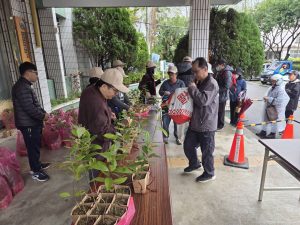 %E5%9C%96%E5%9B%9B%E6%9C%AC%E5%88%86%E7%BD%B2%E7%AB%B9%E6%9D%B1%E5%B7%A5%E4%BD%9C%E7%AB%99%E5%9C%B0%E5%8D%80%E6%B0%91%E7%9C%BE%E4%B8%8D%E7%95%8F%E9%A2%A8%E9%9B%A8%E7%A9%8D%E6%A5%B5%E9%9F%BF%E6%87%89%E6%A4%8D%E6%A8%B9%E7%AF%80%E9%A0%98%E5%8F%96%E8%8B%97%E6%9C%A8%E6%96%B0%E7%AB%B9%E5%88%86%E7%BD%B2%E6%8F%90%E4%BE%9B 300x225 1