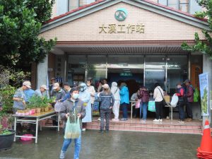 %E5%9C%96%E4%B8%89%E5%A4%A7%E6%BA%AA%E5%B7%A5%E4%BD%9C%E7%AB%99%E8%88%89%E8%BE%A6%E8%B4%88%E8%8B%97%E6%B4%BB%E5%8B%95%E5%A4%A7%E6%BA%AA%E6%B0%91%E7%9C%BE%E4%B8%8D%E7%95%8F%E9%A2%A8%E9%9B%A8%E7%A9%8D%E6%A5%B5%E9%9F%BF%E6%87%89%E6%A4%8D%E6%A8%B9%E7%AF%80%E9%A0%98%E5%8F%96%E8%8B%97%E6%9C%A8%E6%96%B0%E7%AB%B9%E5%88%86%E7%BD%B2%E6%8F%90%E4%BE%9B 300x225 1