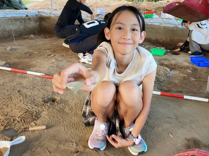 《圖說》十三行博物館首創將台語教學融入實地考古營隊的「仁里遺址考古體驗親子營」。〈十三行提供〉