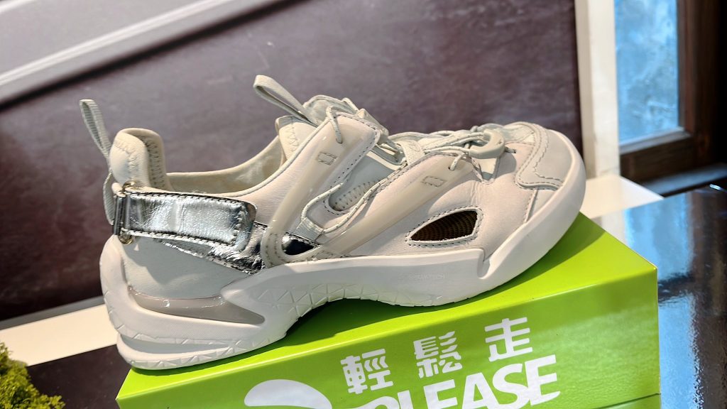 %E8%8B%B1%E5%80%AB%E9%9E%8B%E7%8E%8BClarks 00011 1024x576 1