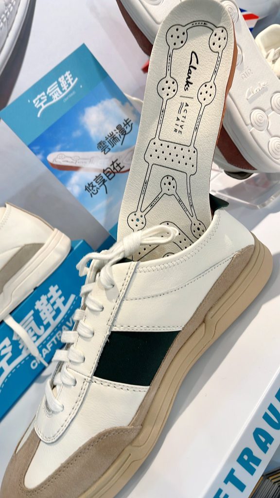 %E8%8B%B1%E5%80%AB%E9%9E%8B%E7%8E%8BClarks 00003 576x1024 1