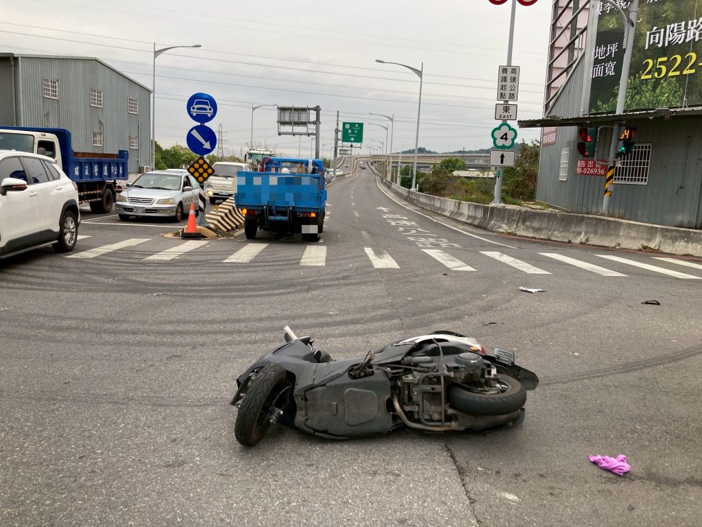 台中豐原交通事故 17歲無照騎士與貨車相撞送醫 3 S 518037551 0 1024x768 1