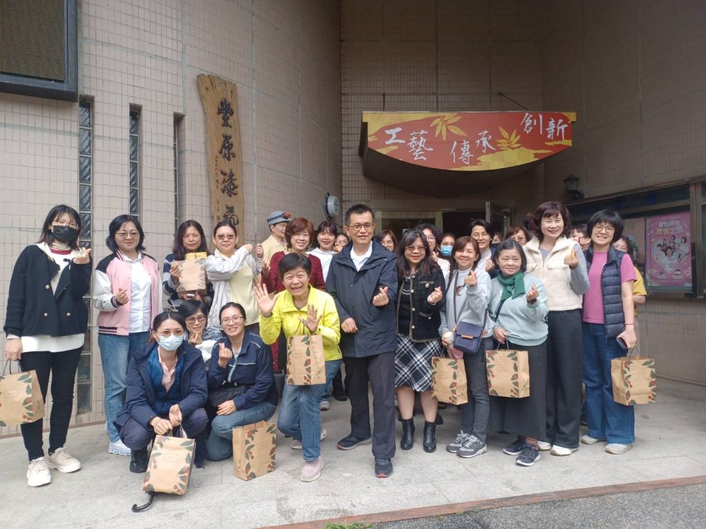 豐原警分局歡慶婦女節 「好事成雙」傳遞幸福與祝福 3 S 518037617 0 1024x768 1