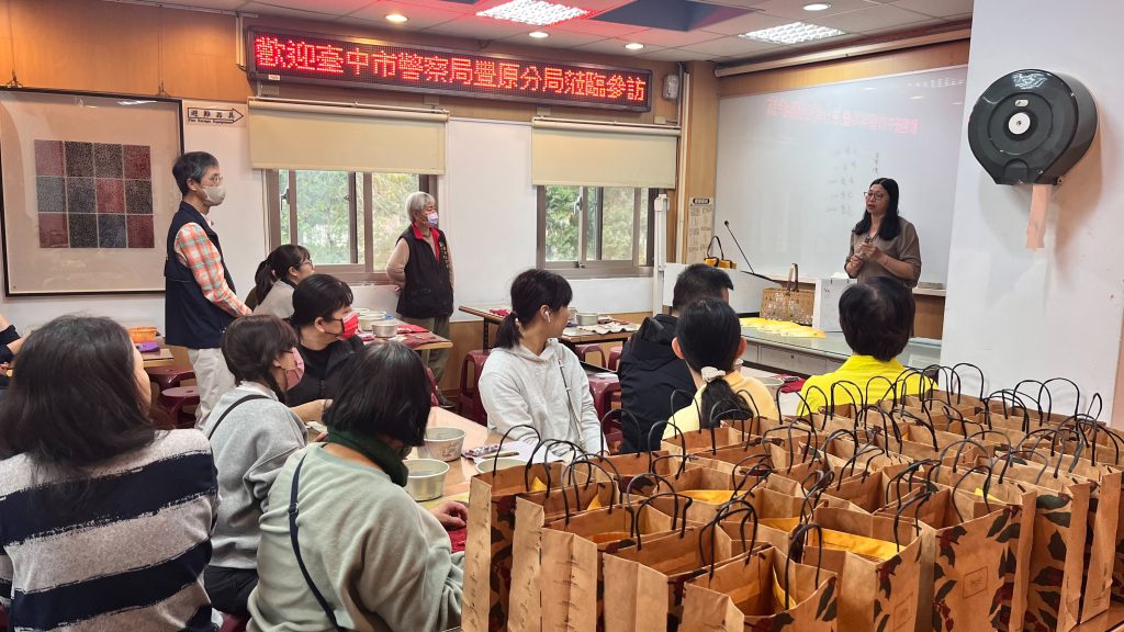 豐原警分局歡慶婦女節 「好事成雙」傳遞幸福與祝福 4 S 518037622 0 1024x576 1