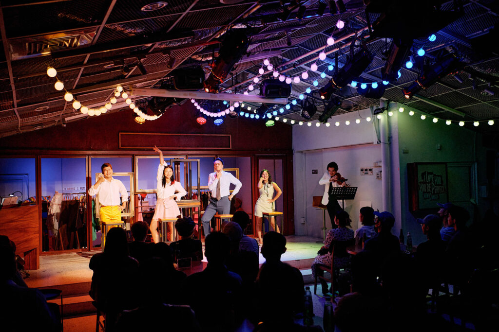 愛情神劇回歸《LPC》再掀狂潮,巴鈺、倪安東、鍾政均全入列 6 LPC%E9%9F%B3%E6%A8%82%E5%8A%87001 %E5%B7%A6%E8%B5%B7%E9%AB%98%E8%8F%AF%E9%BA%97%E8%B3%B4%E7%8F%AE%E5%A6%82Steven%E8%97%8D%E7%B4%AB%E7%B6%BE 1024x683 1