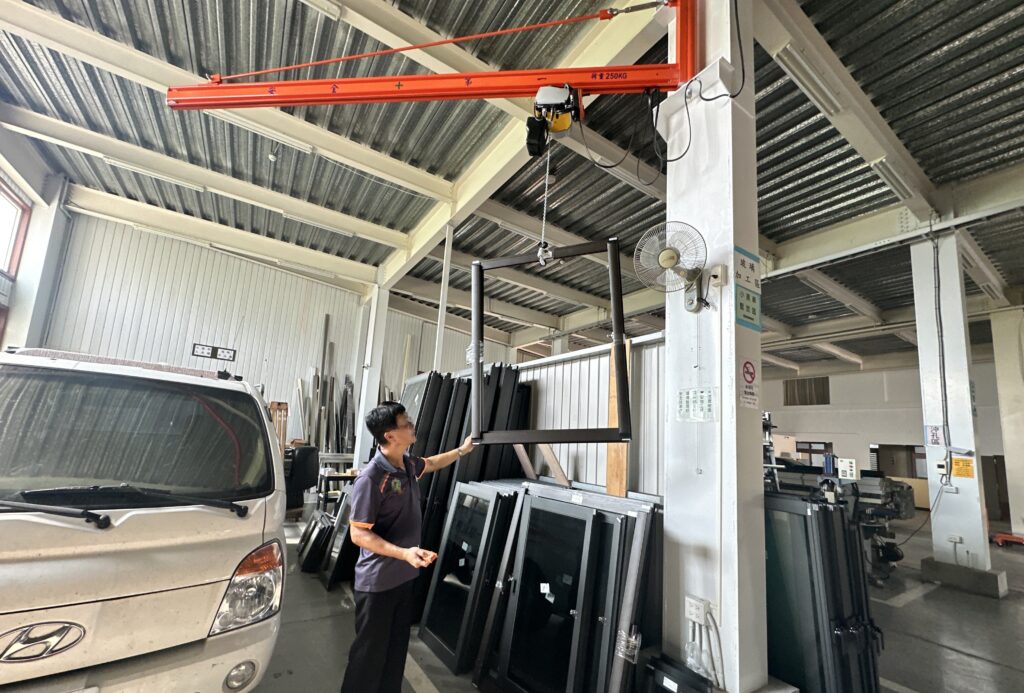 中市首度推出友善企業認證 邀請企業報名成為全齡共融友善職場典範 2 %E5%BB%A0%E5%95%86%E7%82%BA%E4%B8%AD%E9%AB%98%E9%BD%A1%E9%80%B2%E8%A1%8C%E8%81%B7%E5%8B%99%E5%86%8D%E8%A8%AD%E8%A8%88%E6%94%B9%E5%96%84%E5%B7%A5%E4%BD%9C%E8%A8%AD%E5%82%99 1 1024x693 1