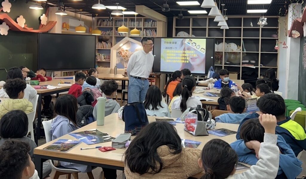 台中AI超人飛到東勢新成國小 「包子老師」李驥化身AI導師助陣 4 %E6%9D%8E%E9%A9%A5%E8%80%81%E5%B8%AB%E5%BC%95%E5%B0%8E%E5%AD%B8%E7%AB%A5%E5%9C%A8%E6%95%B8%E4%BD%8D%E6%B5%AA%E6%BD%AE%E4%B8%AD%E5%BB%BA%E7%AB%8B%E5%B1%AC%E6%96%BC%E8%87%AA%E5%B7%B1%E7%9A%84%E6%83%85%E7%B7%92%E7%BE%85%E7%9B%A4 1024x600 1