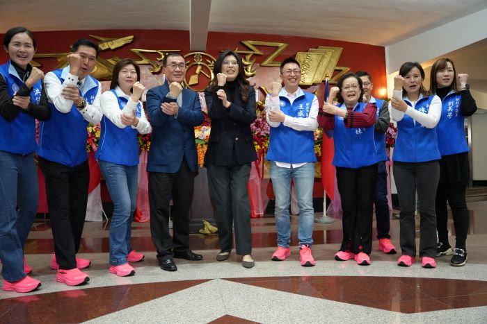 陳儀君接任新北藍營黨團書記長 成立政策智庫備戰2026 4 《圖說》交接典禮現場氣氛熱絡,包括國民黨新北市黨部主委鄭麗文、國民黨新北市黨部副主委兼秘書長李乾龍、新北市長侯友宜與副市長李四川等人皆到場祝賀與加油打氣。〈記者葉柏成攝〉