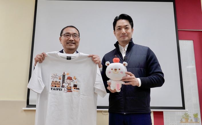 新北公托130家收托6555人占全國近半 蔣萬安率隊取經 10 《圖說》侯友宜市長致贈「新北愛小孩吉祥物 熊果」予蔣萬安市長,象徵雙北攜手守護孩子「平安長大」,蔣萬安則致贈史努比T恤、帽子等聯名周邊〈社會局提供〉