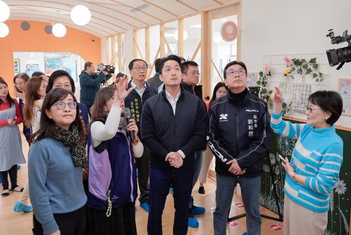新北公托130家收托6555人占全國近半 蔣萬安率隊取經 12 《圖說》此次參訪板橋埔墘公托中心與板橋莊敬公托中心,分別運用校園空間,及活化社區活動中心導入托育服務,兼顧教育資源整合與社區需求。〈社會局提供〉