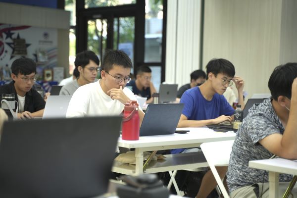 解析黃仁勳GTC演說 新北青年局同步推AI證照課 6 《圖說》新北青年局舉辦「NVIDIA官方認證AI課程」,課堂實際操作練習,強化人工智慧技術基礎與應用能力--圖為資料照片。〈青年局提供〉