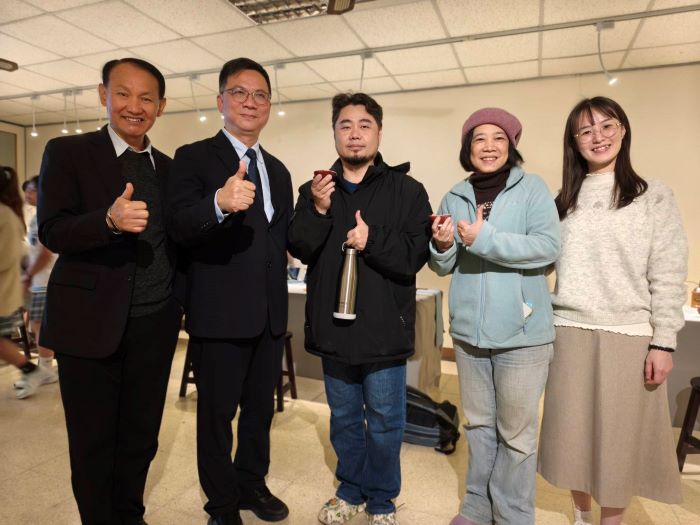 《圖說》亞東科大參觀鶯歌工商陶工科畢業展。〈亞東科大提供〉