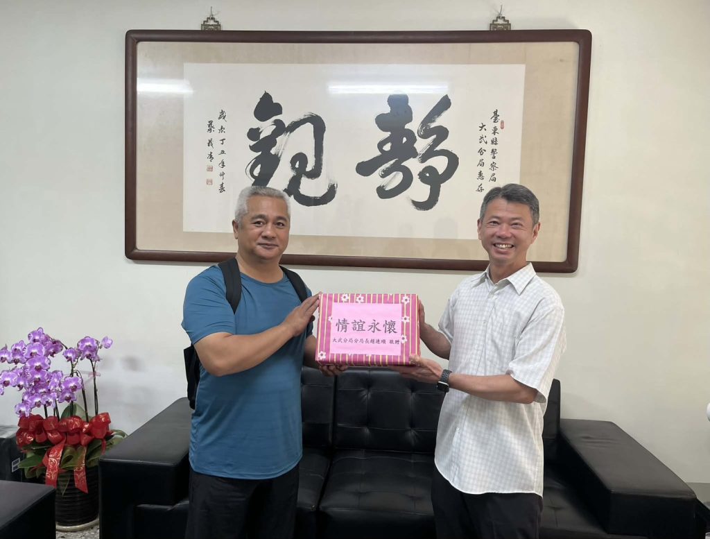 大武警分局三名資深員警榮退,36年警察生涯畫下圓滿句點 5 S 518217791 0 1024x777 1