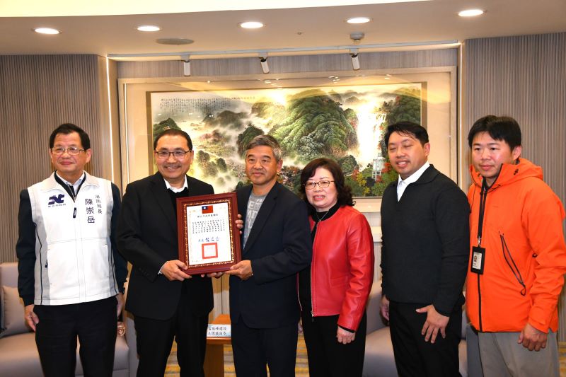 《圖說》侯友宜市長回贈感謝狀。〈消防局提供〉
