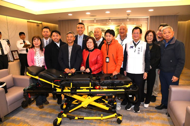 《圖說》陳崇岳局長與捐贈者與電動擔架床合影。〈消防局提供〉