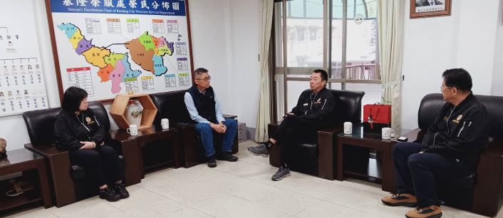 《圖說》方正處長〈右二〉率主管及就業站同仁接待皇昌營造公司管理部人力資源處范聖孟協理兼處長〈左二〉。〈基隆榮服處提供〉