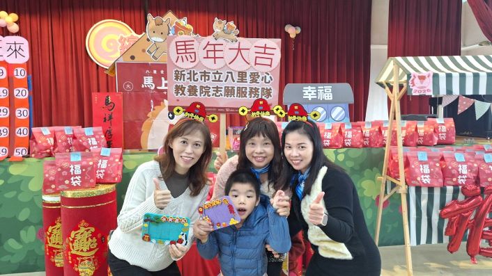 《圖說》八里愛心教養院院長劉文湘(左1)與志工惠真(右2)、秋香(右1)及院生阿忠(中)合影。〈社會局提供〉