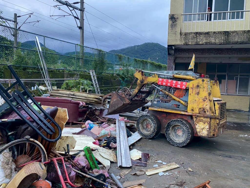 %E7%81%BD%E5%BE%8C%E5%8D%94%E5%8A%A9%E6%B0%91%E7%9C%BE%E6%B8%85%E9%99%A4%E6%8E%92%E5%87%BA%E6%B7%B9%E6%B0%B4%E5%BB%A2%E6%A3%84%E5%AE%B6%E5%85%B7 1024x768 1