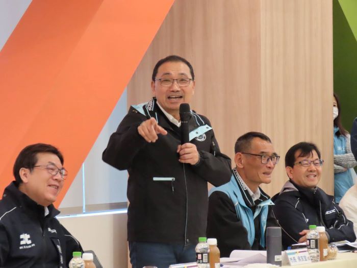 《圖說》新北市長侯友宜今日率市府團隊赴新店及烏來區召開行動治理座談會，與基層里長面對面溝通地方需求，右一民政局長林耀長。〈民政局提供〉