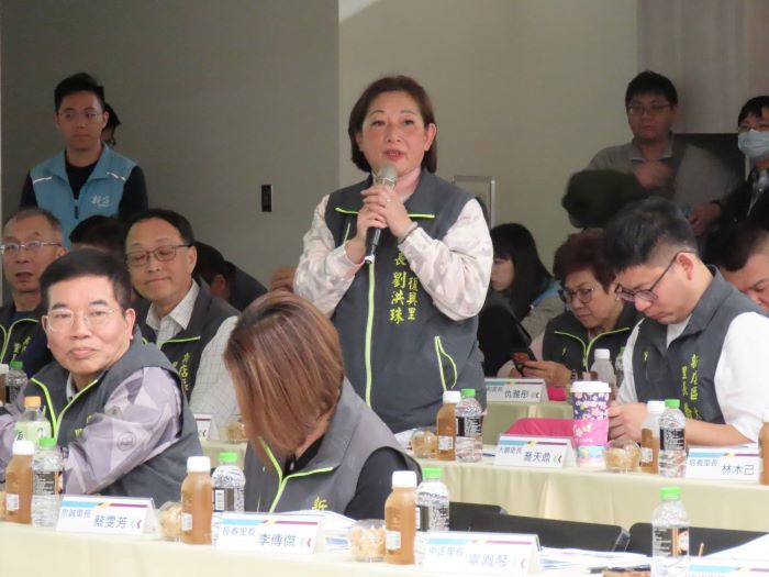 《圖說》里長於座談會面對面溝通地方需求。〈民政局提供〉