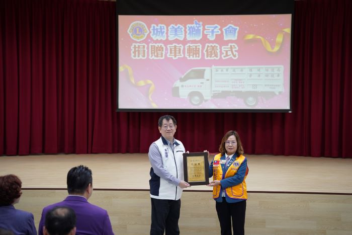 《圖說》朱益君副局長致贈感謝狀。〈環保局提供〉