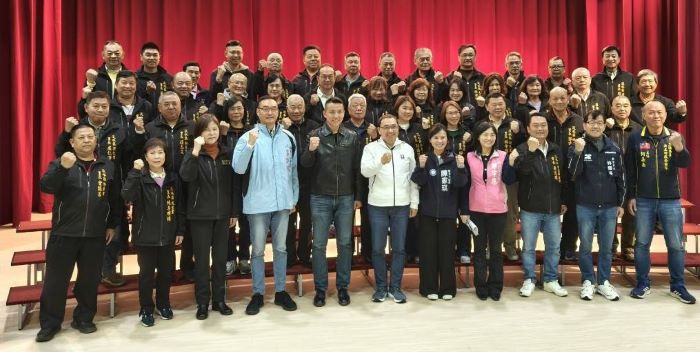 《圖說》座談會圓滿結束，侯友宜市長與議員、淡水里長合影，象徵市府團隊對地方發展之重視。〈民政局提供〉