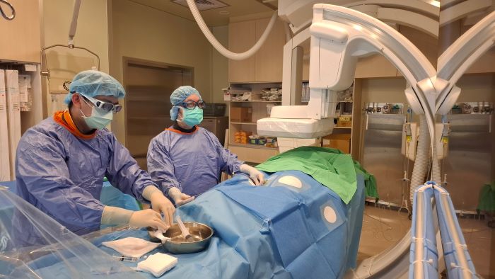 《圖說》孟繁傑醫師施以「胸主動脈支架置放手術」。〈臺北醫院提供〉