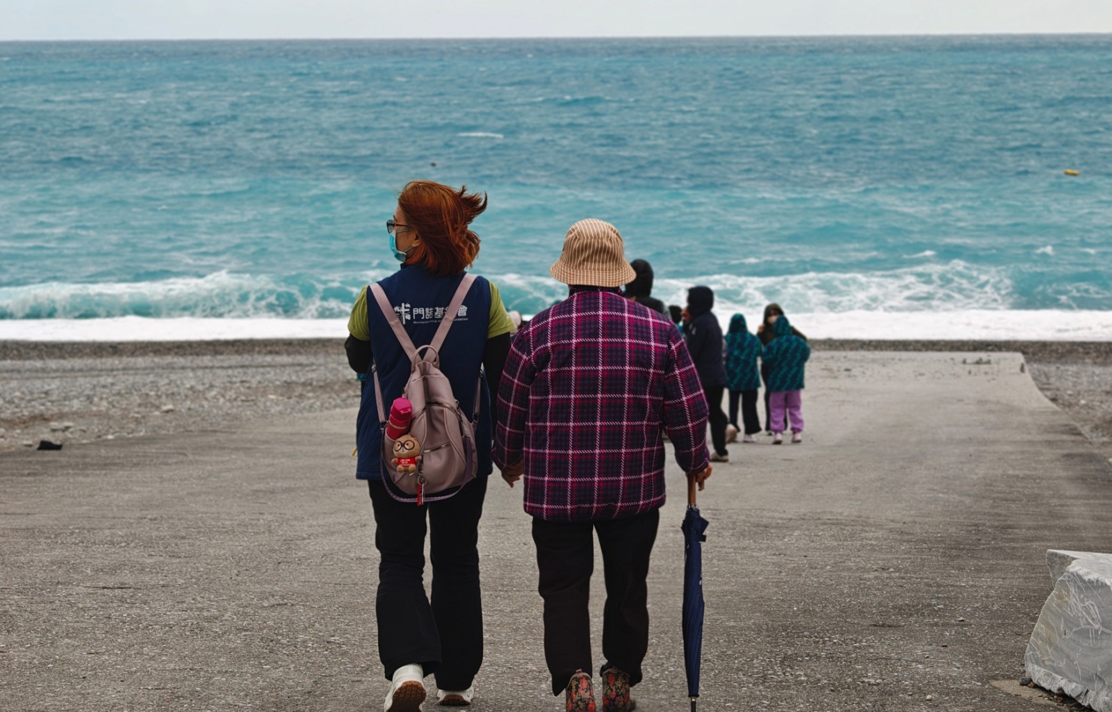 %E9%96%80%E8%AB%BE%E5%9F%BA%E9%87%91%E6%9C%83%E5%90%8C%E4%BB%81%E7%89%BD%E8%91%97%E8%80%81%E5%B9%BC%E5%85%B1%E5%AD%B8%E7%9A%84%E6%9D%8E%E9%BB%83%E9%98%BF%E5%AC%A4%E8%B5%B0%E5%88%B0%E6%B5%B7%E5%B2%B8 0