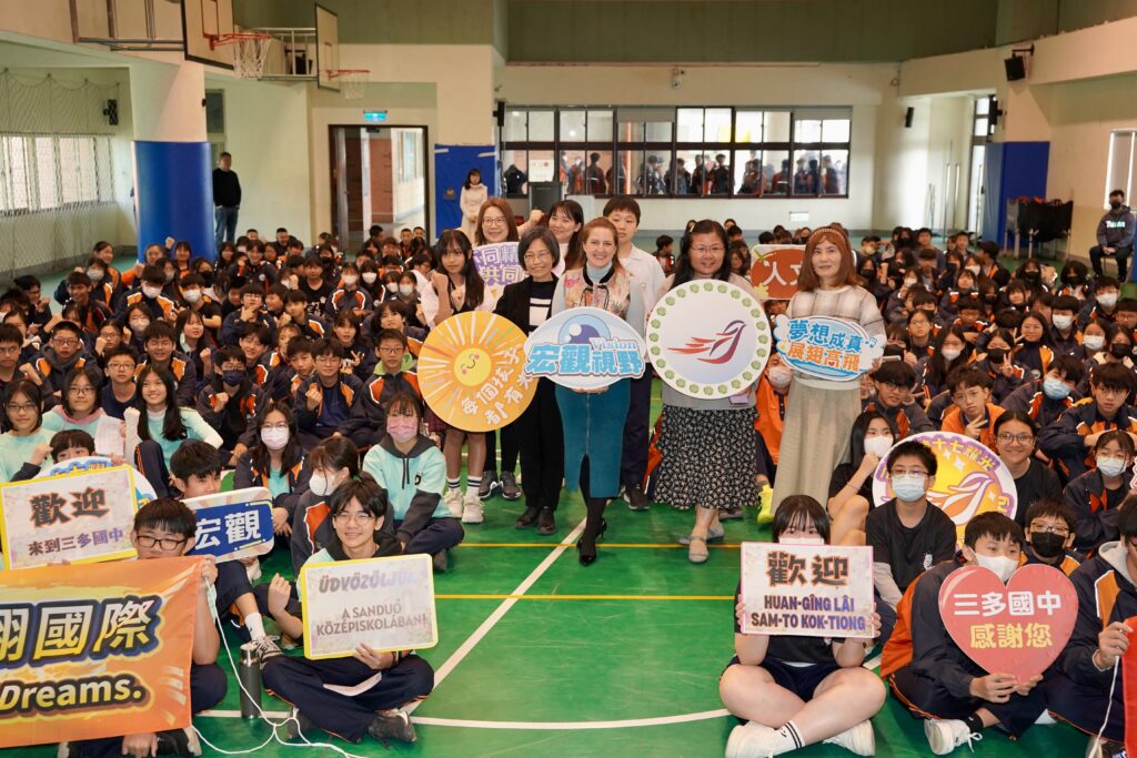 %E4%BA%8E%E9%9D%9C%E4%BB%A3%E8%A1%A8%E8%88%87%E4%B8%89%E5%A4%9A%E5%9C%8B%E4%B8%AD%E5%B8%AB%E7%94%9F%E5%90%88%E5%BD%B1 1024x683 1