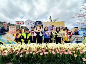 海芋季浪漫登場 北投警走進花海宣導交通安全與識詐反毒 5 %E4%B8%80 73 300x225 1