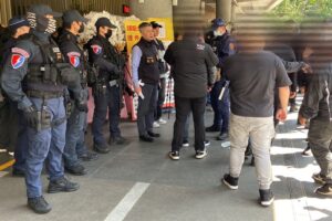 幫派參加告別式 北市警方強勢執法攔檢盤查防制暴力衝突 6 MEITU 20260314 111712483 300x200 1