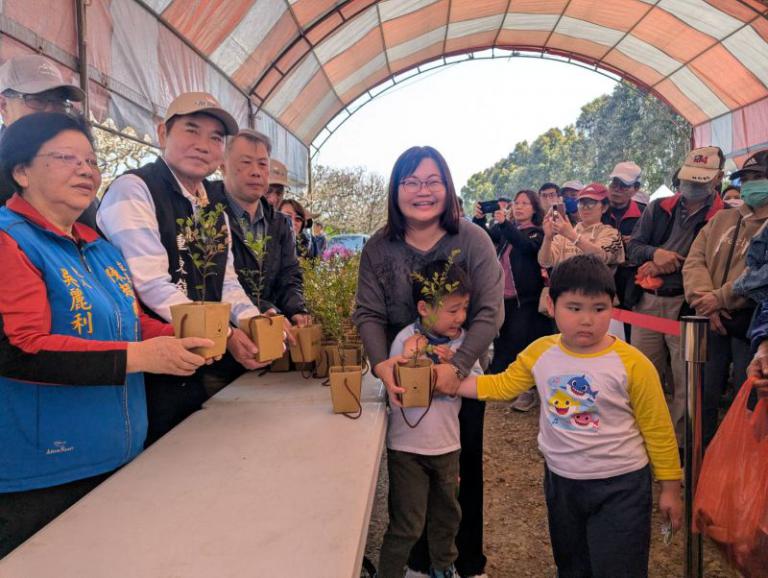 領苗囉!苗栗縣植樹節帶走兩千株綠意 扎根鄉土提升生態韌性! 5 20260314145404 0ad64da9