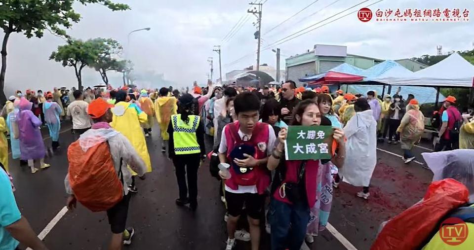 %E6%9C%89%E4%BA%BA%E8%88%89%E8%91%97%E7%BD%B7%E5%85%8D%E7%9B%B8%E9%97%9C%E6%97%97%E5%B9%9F%E9%91%BD%E8%BD%8E%E8%85%B3