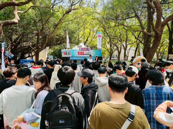 2026陽明交通大學校園徵才博覽會，眾多學子在1111攤位前爭取抽中大獎。（圖/1111人力銀行提供） 