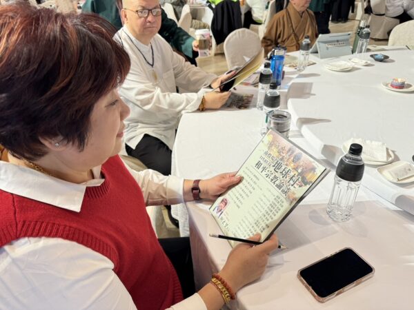 ▲嘉義新港玉靈千手觀音院謝玉慧院長透過舉辦「地球村和平宗教論壇」，希望讓不同宗教彼此尊重、彼此理解，將愛與和平的理念傳遞到社會各個角落。。（照片／現場拍攝）